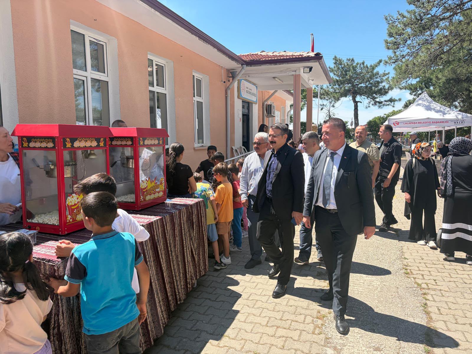 Lalapaşa Belediyesi tarafından çocukların yoğun geçen eğitim döneminin yorgunluğunu atması amacıyla düzenlenen yıl sonu şenliği, renkli görüntülere sahne oldu.